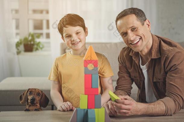 幸福的父亲和儿子和小狗演奏采用房屋