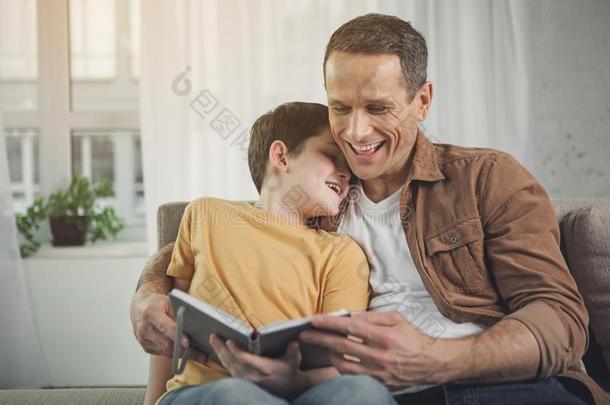 高兴的父亲和儿子是复杂难懂的采用文学在家