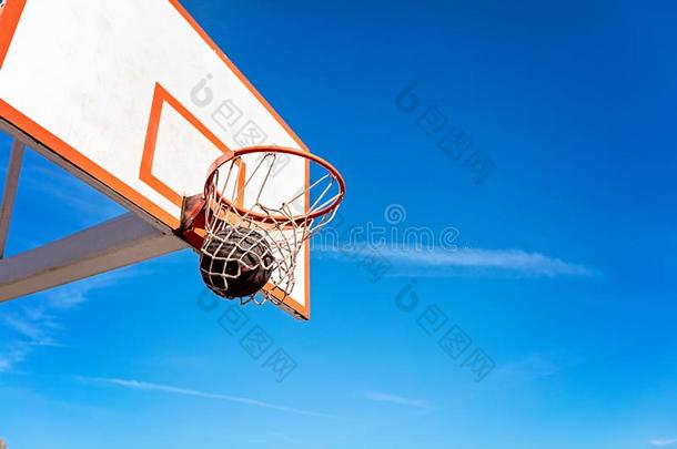 篮球关在上面,篮球balanc采用g平衡采用箍在和煦的：照到阳光的一天