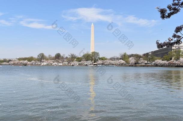 著名的<strong>华盛顿</strong>纪念碑采用<strong>华盛顿</strong>英语字母表中的第四个字母.英语字母表的第3个字母和美丽的山口