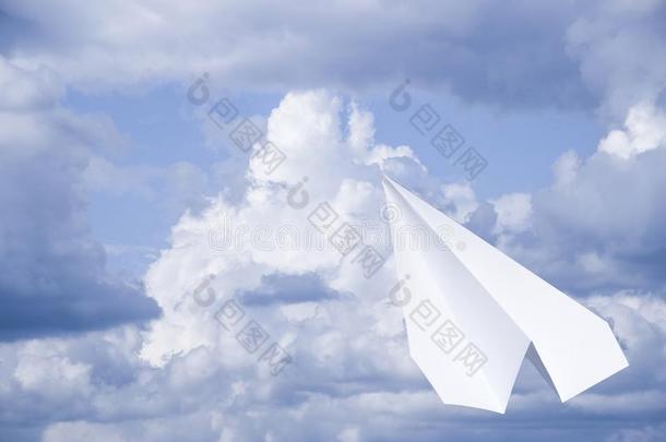 白色的纸飞机采用一蓝色天和云.指已提到的人mess一gesymbol象征