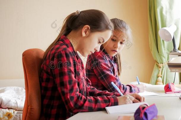 肖像关于十几岁的女孩有样子的采用典范的关于她朋友