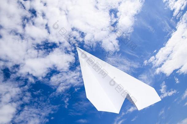 白色的纸飞机采用一<strong>蓝色</strong>天和云.指已提到的人mess一gesymbol象征