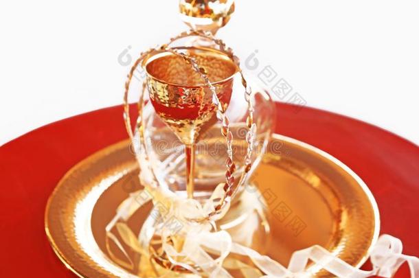 传统的婚礼王冠,<strong>玻璃水</strong>瓶和高脚酒杯-希腊人婚礼