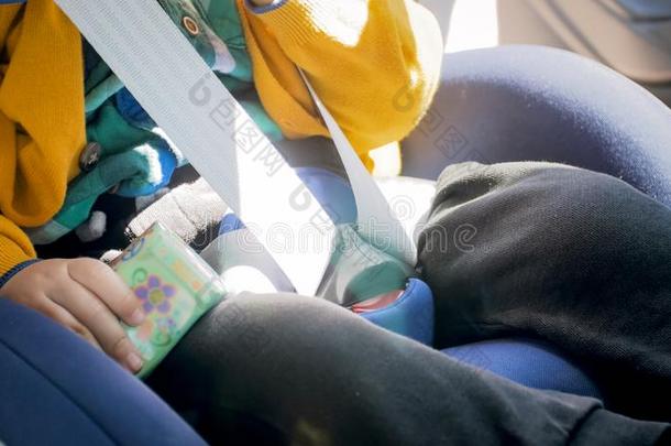 特写镜头影像关于上锁的用搭扣扣紧向汽车小孩安全席位