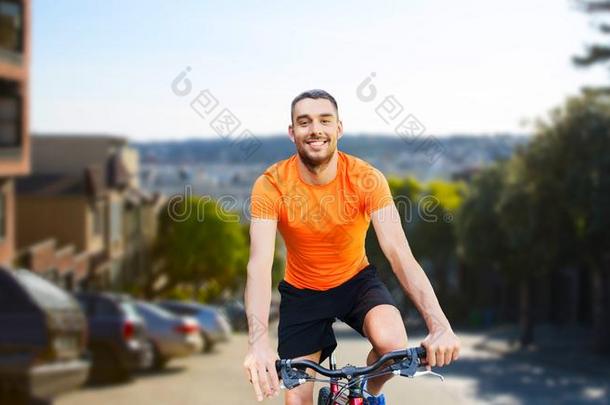 幸福的男人骑马自行车越过sandwic三明治弗朗西斯科城市