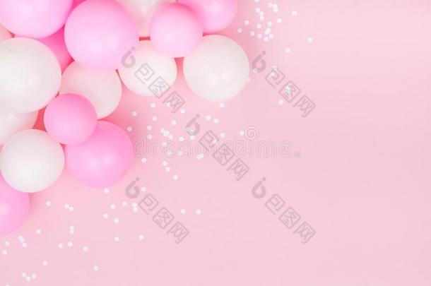 彩色粉笔粉红色的表和富有色彩的气球和五彩纸屑为出生日期