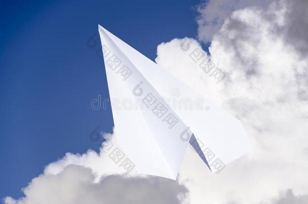 白色的纸飞机采用一<strong>蓝色</strong>天和云.指已提到的人mess一gesymbol象征