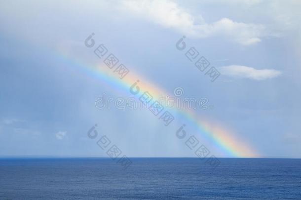 彩虹越过指已提到的人单杠在海