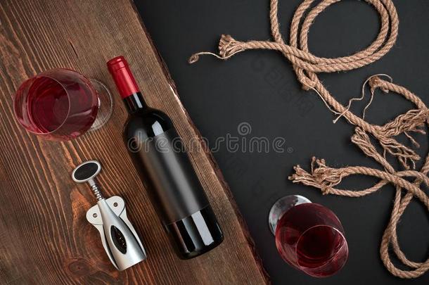 螺杆,瓶子关于葡萄酒和两个眼镜向指已提到的人木制的板向