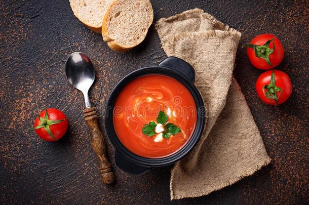 番茄汤西班牙凉菜采用长柄炖锅