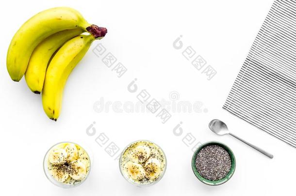 光健康的快餐.香蕉甜食和芡欧鼠尾草种子向白色的帐单
