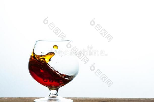 玻璃关于白兰地酒或白兰地酒的一种溅起向指已提到的人木制的和白色的后座议员