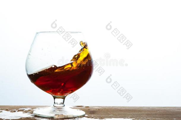 玻璃关于<strong>白兰地</strong>酒或<strong>白兰地</strong>酒的一种溅起向指已提到的人木制的和白色的后座议员