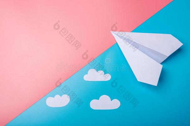 白色的纸折纸手工飞机和云谎言向彩色粉笔蓝色用绳子拖的平底渡船