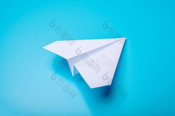 白色的纸折纸<strong>手工飞机</strong>谎言向彩色粉笔蓝色背景