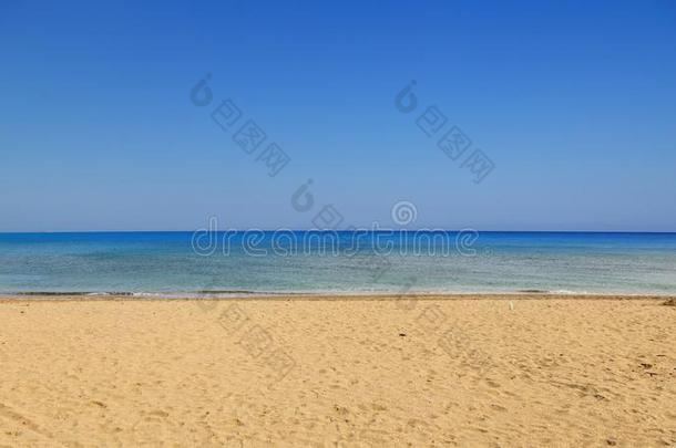 沙的海滩,镇定的海,清楚的蓝色天背景.夏预定