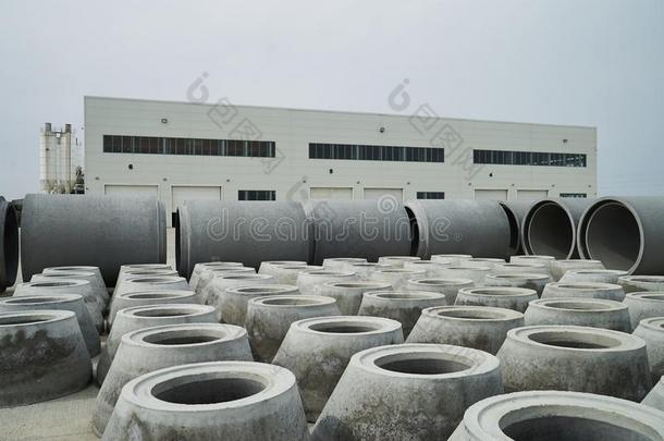 堆积水泥小管在具体的工厂