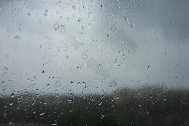 雨落下向指已提到的人玻璃.雷电交加的暴风雨,雨,坏的wea指已提到的人r在外面