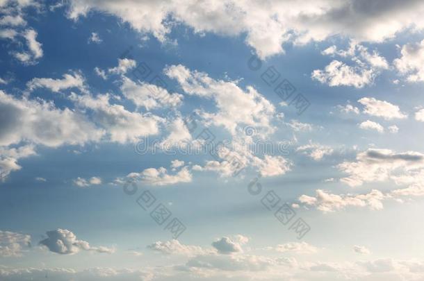 充满生机的蓝色天和白色的云.美丽的自然背景