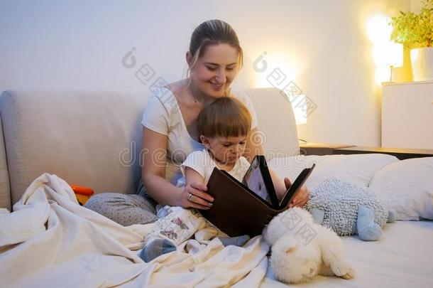 美丽的年幼的母亲阅读就寝时间故事向她向ddler儿子