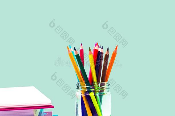 书,笔,笔cil和办公室设备向蓝色背景,西班牙拼图品牌