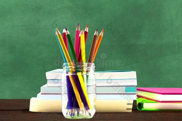 书,笔,笔cil和办公室设备向绿色的板,educati向