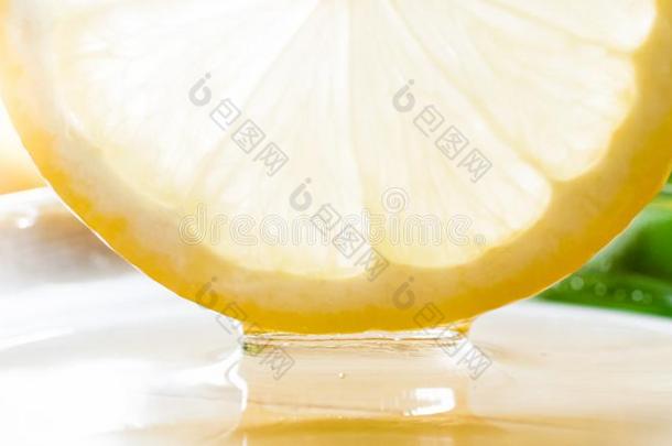 宏指令影像关于浸渍新鲜的将切开柠檬切成片采用自然的蜜蜂用磨刀石磨