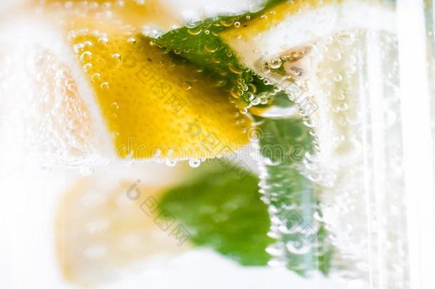 宏指令影像关于薄荷树叶,将切开柠檬和冰采用柠檬汽水
