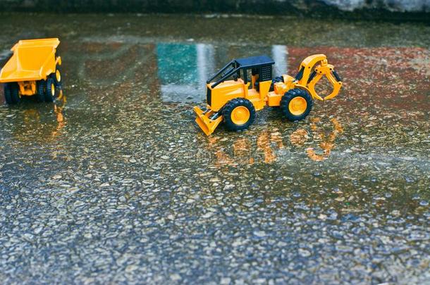 货车和<strong>民俗</strong>学玩具向水泥地面后的春季雨.