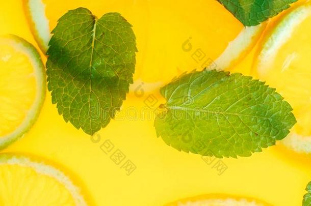 特写镜头影像关于桔子柠檬汽水和新近将切开部分和和