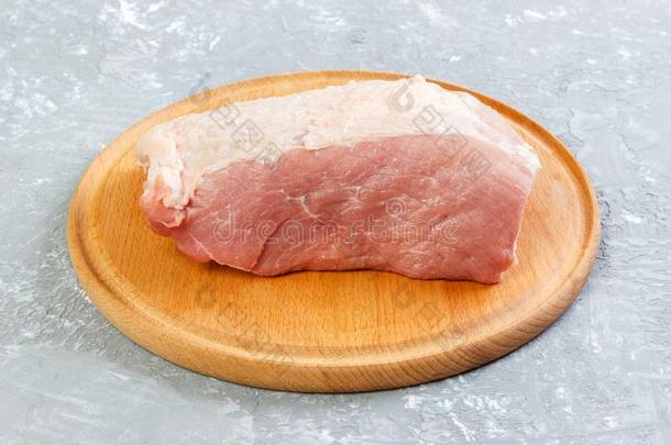 新鲜的生的猪肉肉向灰色的背景.顶看法