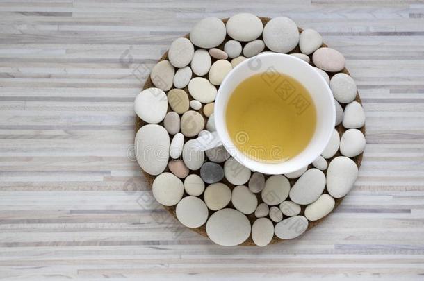 新鲜的乌龙茶茶水采用白色的罐向st向es圆盘子向光structure结构