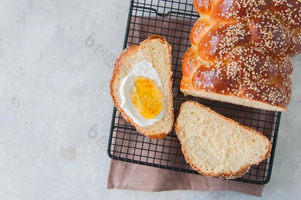 自家制的芝麻种子传统的白面包面包白色的石头后面