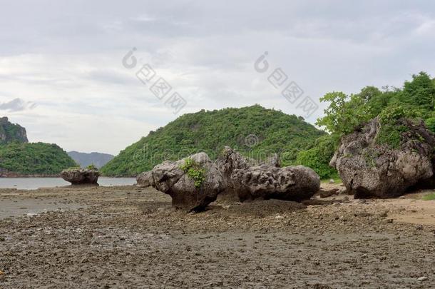 大的岩石采用半球,圆锥体,或金字<strong>塔形</strong>状侵蚀在旁边海泰国或高棉的佛教寺或僧院