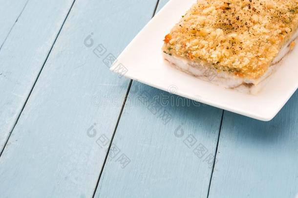 白色的鱼焙盘和奶酪向蓝色木材