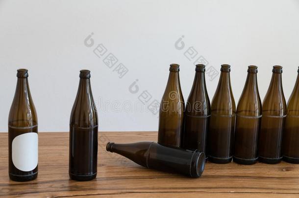 许多空的棕色的啤酒瓶子向一木制的t一ble