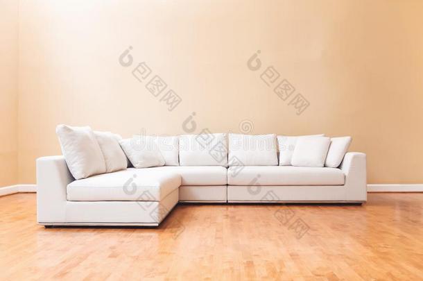 白色的长沙发椅采用一l一rge奢侈家