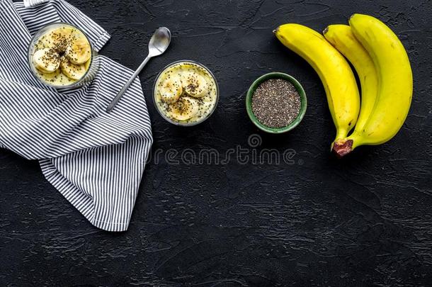 香蕉甜食和芡欧鼠尾草种子同样地低的-大卡t同样地ty开胃品.英语字母表的第2个字母