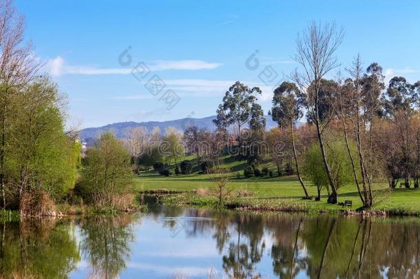 湖或池塘f或med在旁边指已提到的人Pelhe河采用公园是德夫萨都市的