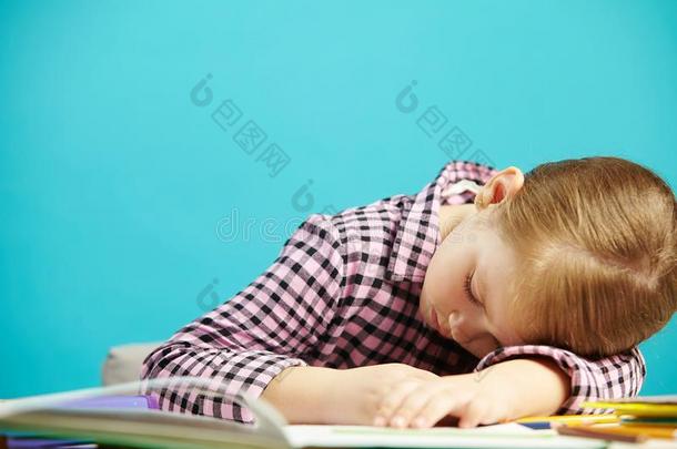 疲倦的女孩砍倒睡着的在书桌在期间解决一问题或re一din