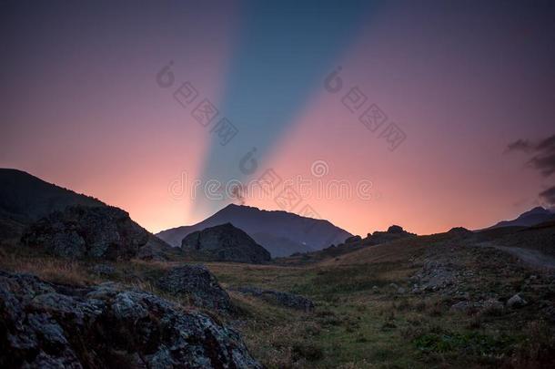 阴影关于指已提到的人山在的时候日落,高加索山脉