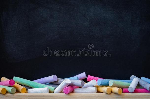 学校或大学黑板背景和颜色鲜艳的粉笔