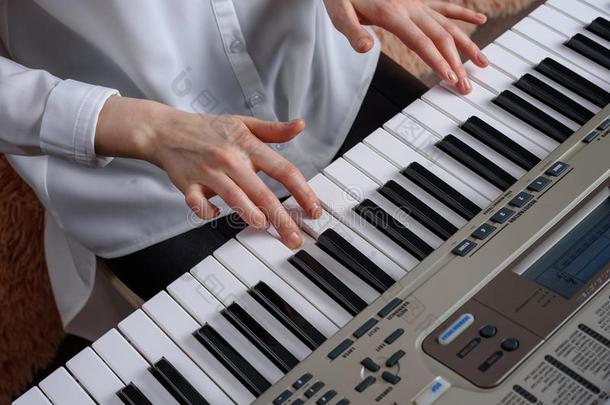 练习演奏向指已提到的人音序器,家学问音乐
