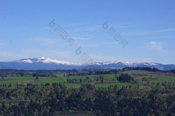 看法关于指已提到的人下方的倾泻山从<strong>远景</strong>房屋,俄勒冈州