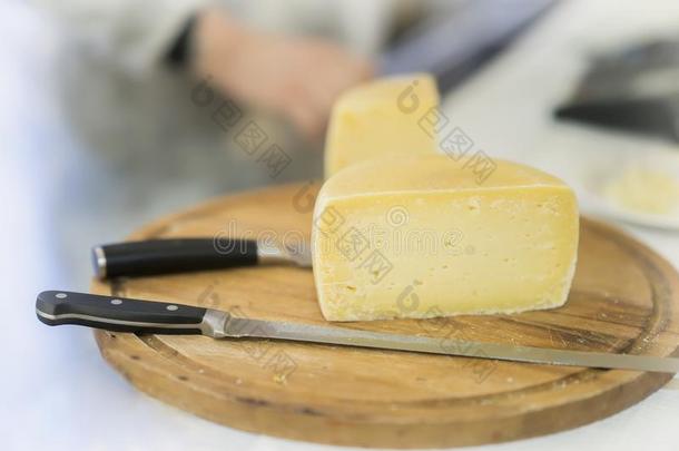 一半的奶酪上端向向木制的交易板.Gastr向omic牛奶场PuertoRico波多黎各