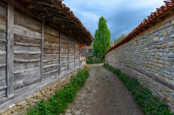 铺鹅卵石的大街和乡村的住宅采用热拉夫纳,保加利亚
