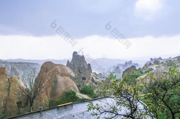 洞穴城镇和岩石山区山谷采用卡帕多奇亚,火鸡采用rain雨