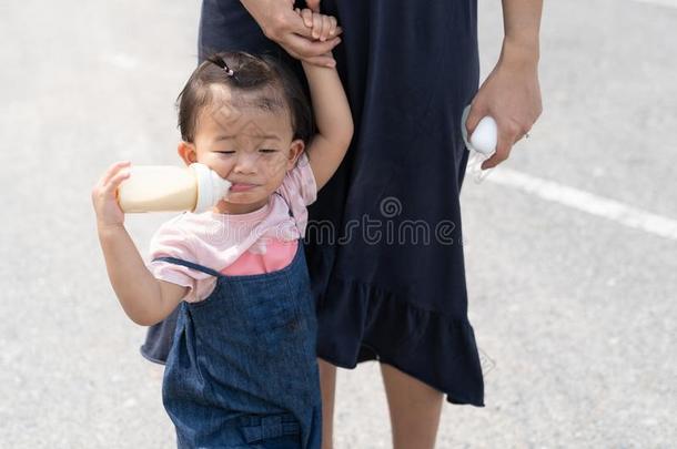 亚洲人漂亮的<strong>婴儿吃奶</strong>采用瓶子.