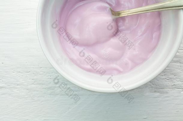 粉红色的酸乳酪和勺特写镜头采用杯子